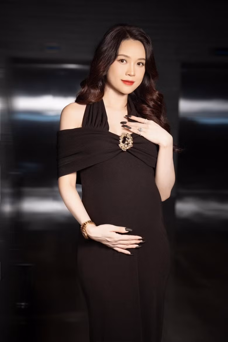 Đến những tháng giữa thai kỳ, hot girl Sam lại khiến cư dân mạng "bỏng mắt" với diện mạo quyến rũ, thu hút.