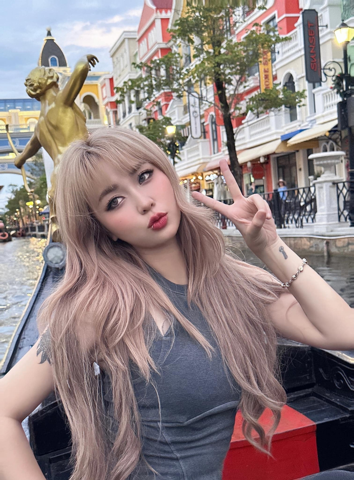 Không trưng trổ hàng hiệu hay đổi cách ăn mặc, streamer Misthy lại lựa chọn thay đổi mái tóc của mình, từ lúc bắt đầu công việc đến nay, không thể đếm xuể số lần cô nàng thay đổi kiểu tóc.