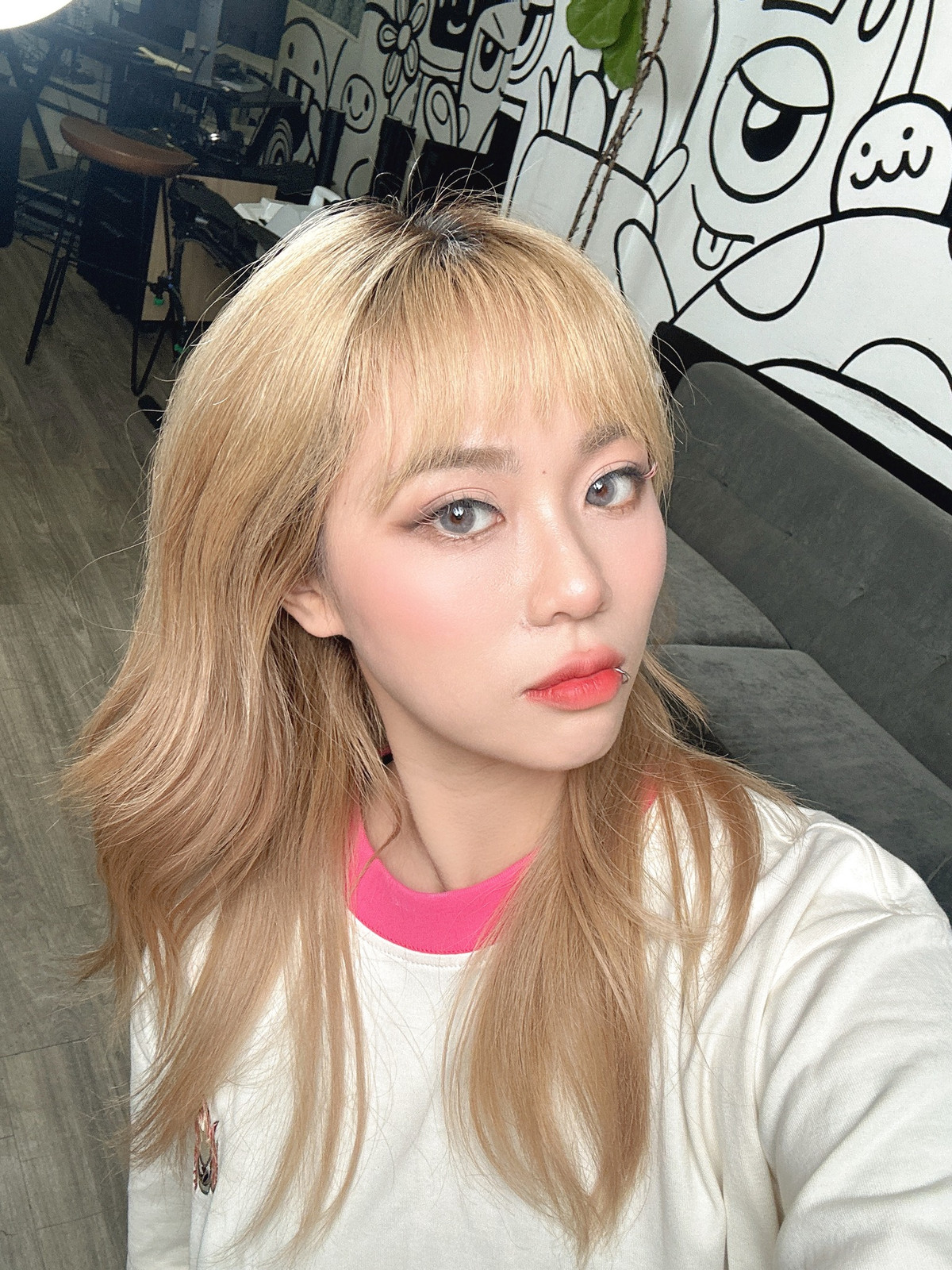 So với thời điểm mới tập tành làm streamer, nhiều cư dân mạng nhận xét hiện tại cô đã biết trau chuốt nhan sắc, bề ngoài của mình.