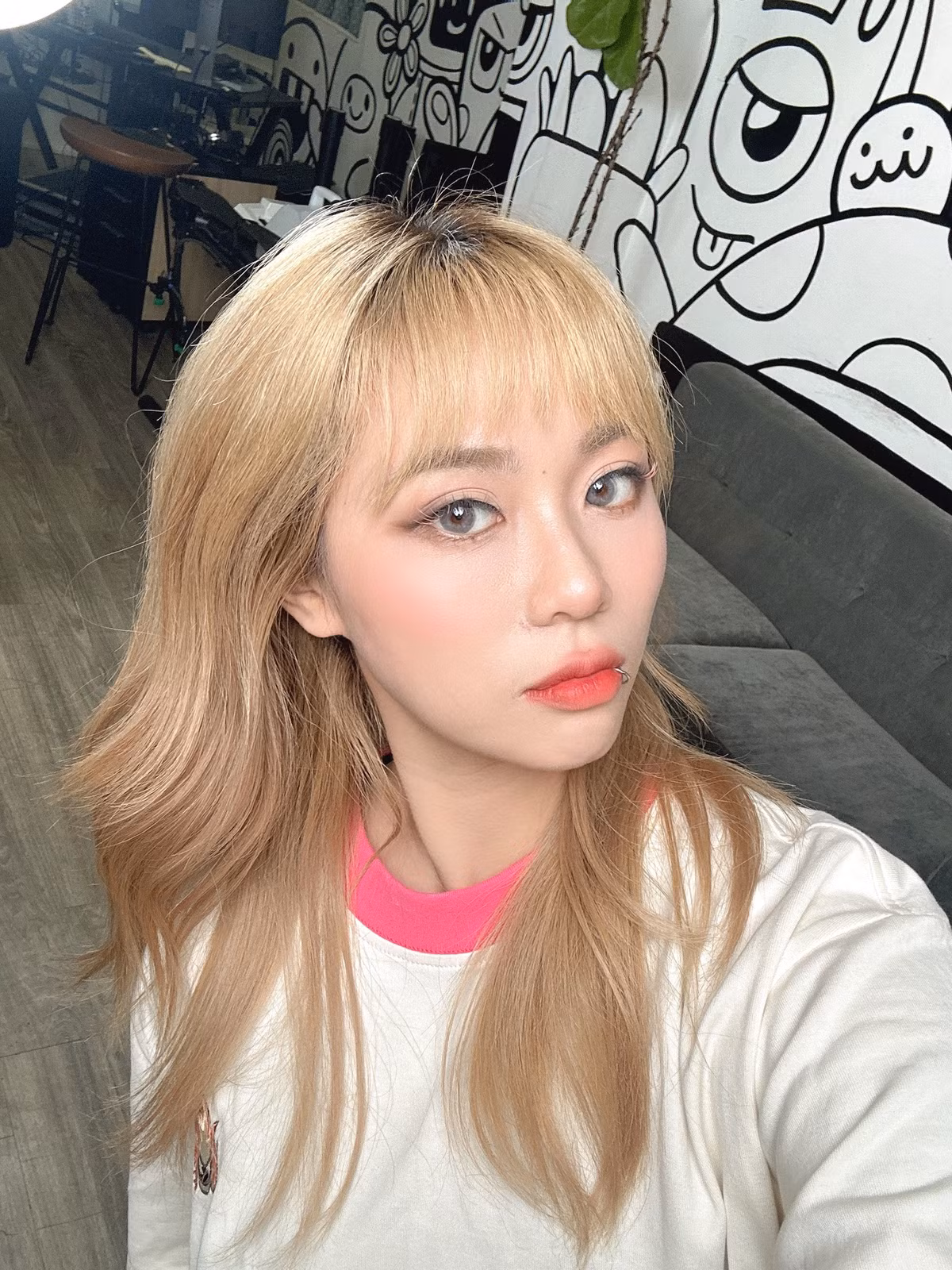 So với thời điểm mới tập tành làm streamer, nhiều cư dân mạng nhận xét hiện tại cô đã biết trau chuốt nhan sắc, bề ngoài của mình.