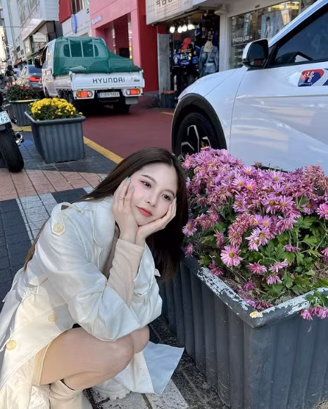 Cô nàng còn sở hữu khuôn mặt xinh xắn ngọt ngào ai nhìn cũng bị mê hoặc.