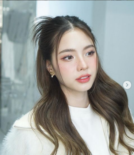 Người đẹp Thái Lan sở hữu đôi chân dài có hơn 432 ngàn lượt người theo dõi.