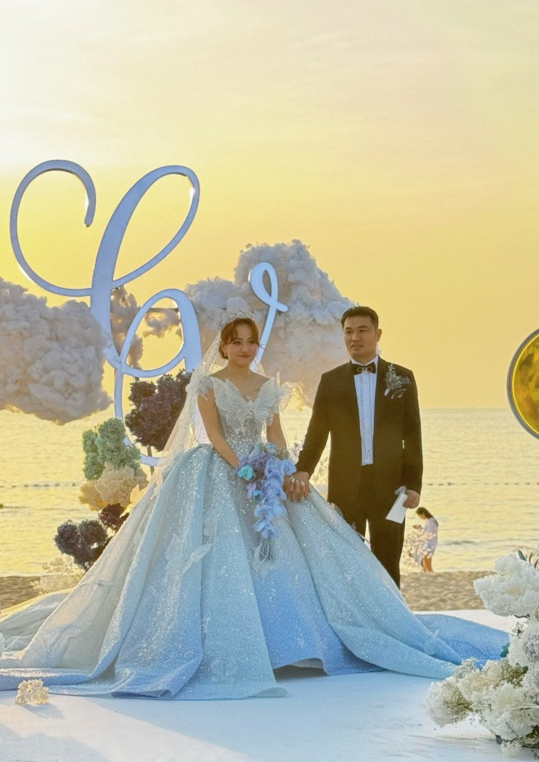 Ngày trọng đại của MC Vân Hugo và chồng doanh nhân Đặng Cường diễn ra vào buổi chiều hoàng hôn trên bãi biển Phú Quốc xinh đẹp.