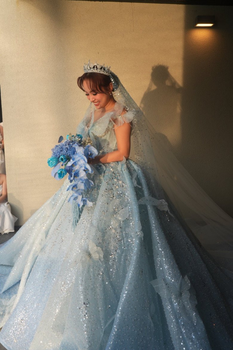 Vân Hugo xuất hiện trong ánh hoàng hôn đẹp lộng lẫy như một công chúa với chiếc váy cưới màu xanh ngọc bích.