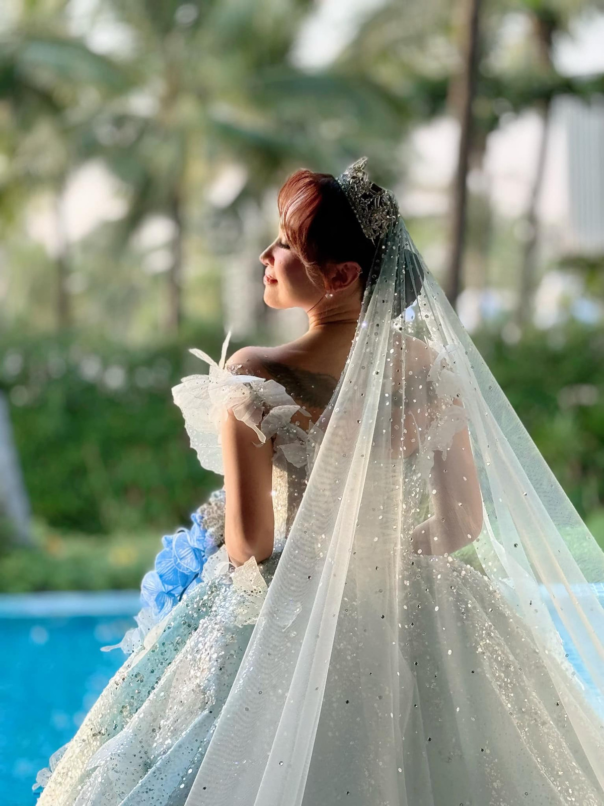 Trong một vài khoảnh khắc hình xăm lớn sau lưng của Vân Hugo lấp ló sau khăn voan đội đầu.