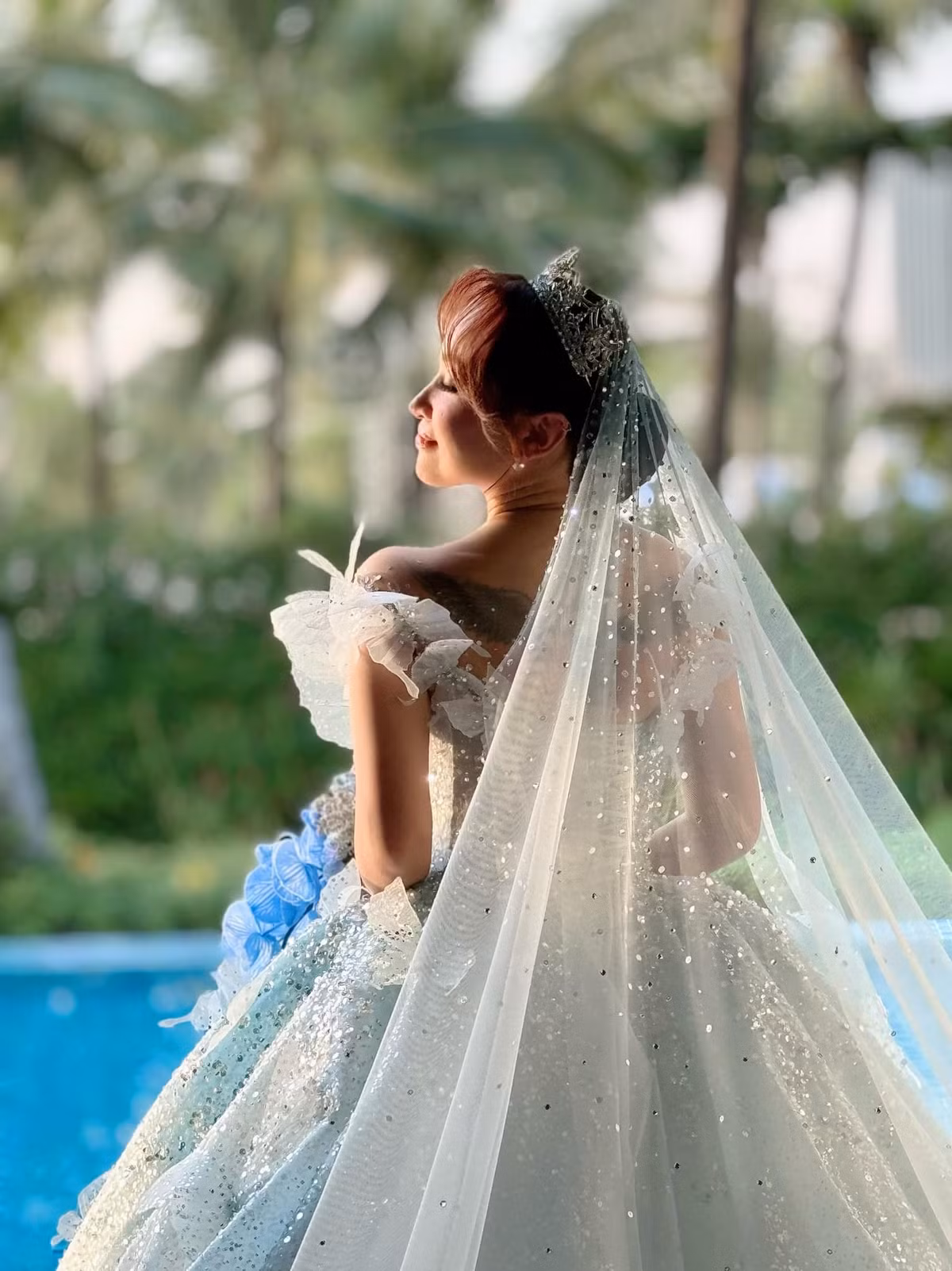 Trong một vài khoảnh khắc hình xăm lớn sau lưng của Vân Hugo lấp ló sau khăn voan đội đầu.