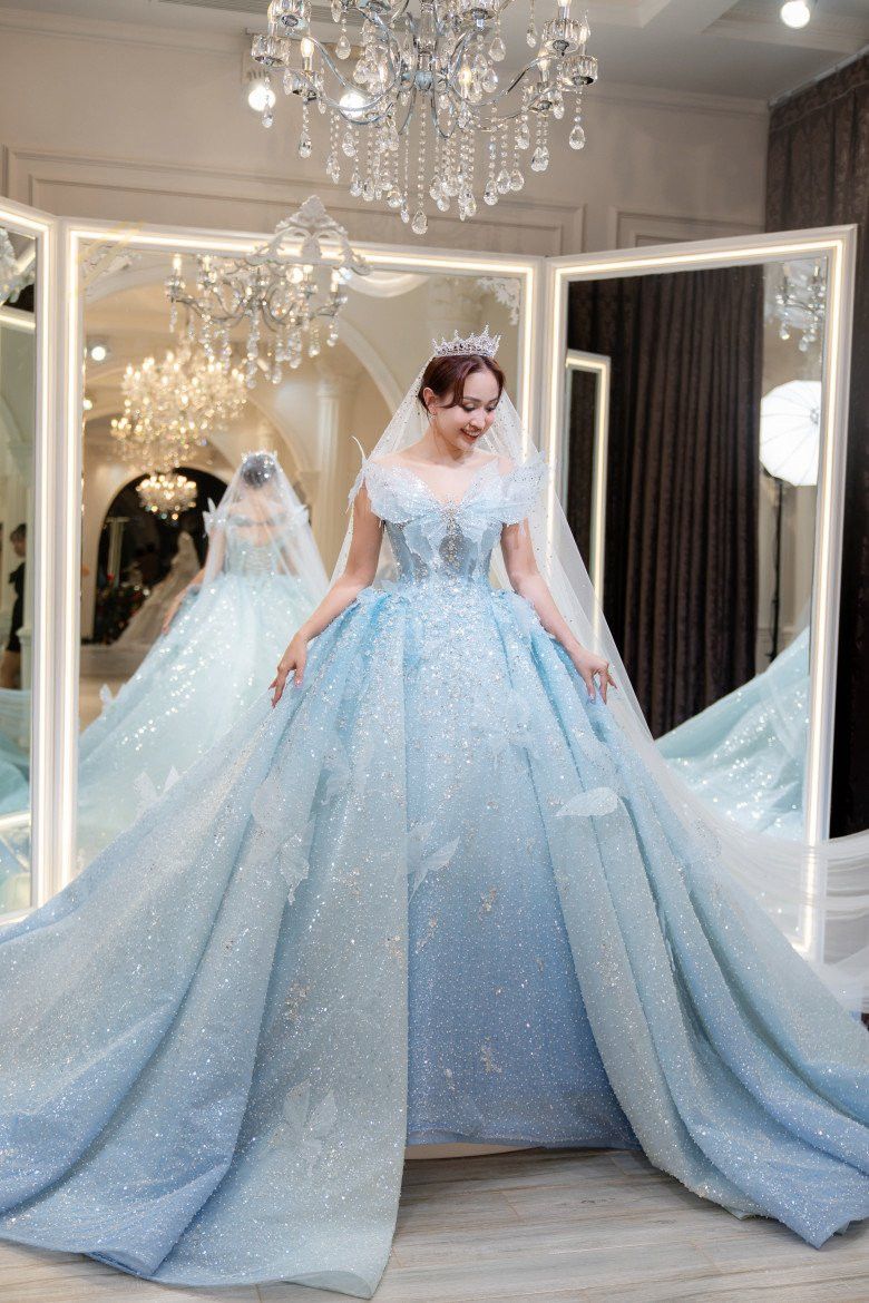 Vốn dĩ được mệnh danh là nữ MC sở hữu nhiều hình xăm tuy nhiên trong ngày cưới gần như các hình xăm không lộ diện.