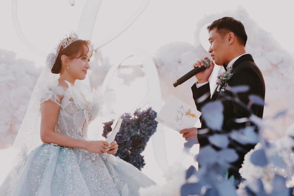 Ngoài đôi cánh sau lưng, cô còn có các hình xăm khác ở các vị trí cực kỳ quyến rũ như trên ngực, bắp đùi...