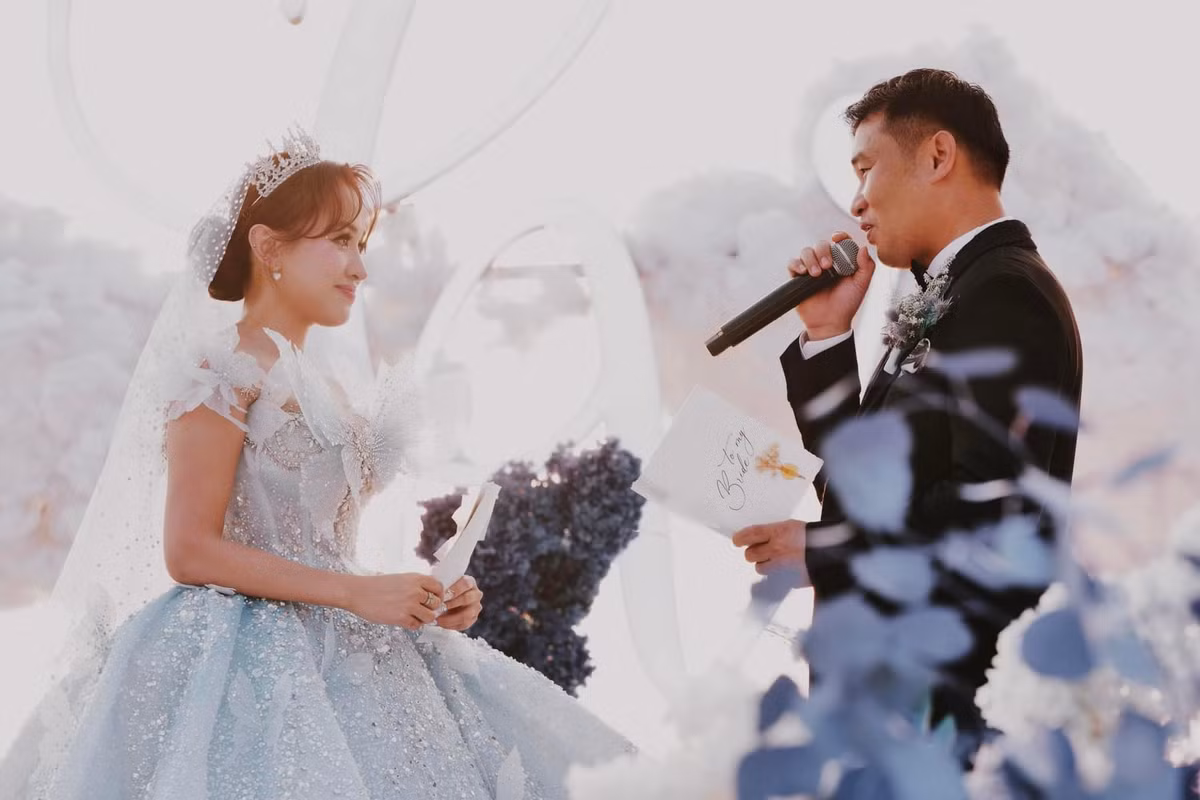 Ngoài đôi cánh sau lưng, cô còn có các hình xăm khác ở các vị trí cực kỳ quyến rũ như trên ngực, bắp đùi...