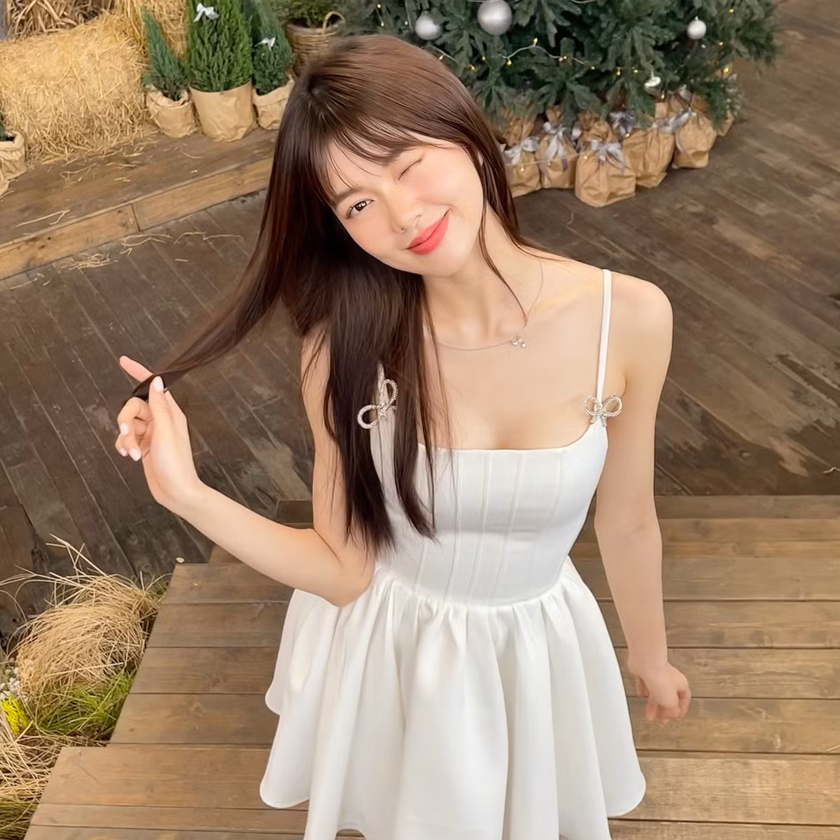 Cô nàng 9X này hiện đang có hơn 370 nghìn lượt theo dõi trên nền tảng TikTok. Ngoài ra, trên mạng xã hội Instagram và Facebook, cô nàng cũng đang có hơn 20 nghìn lượt theo dõi.