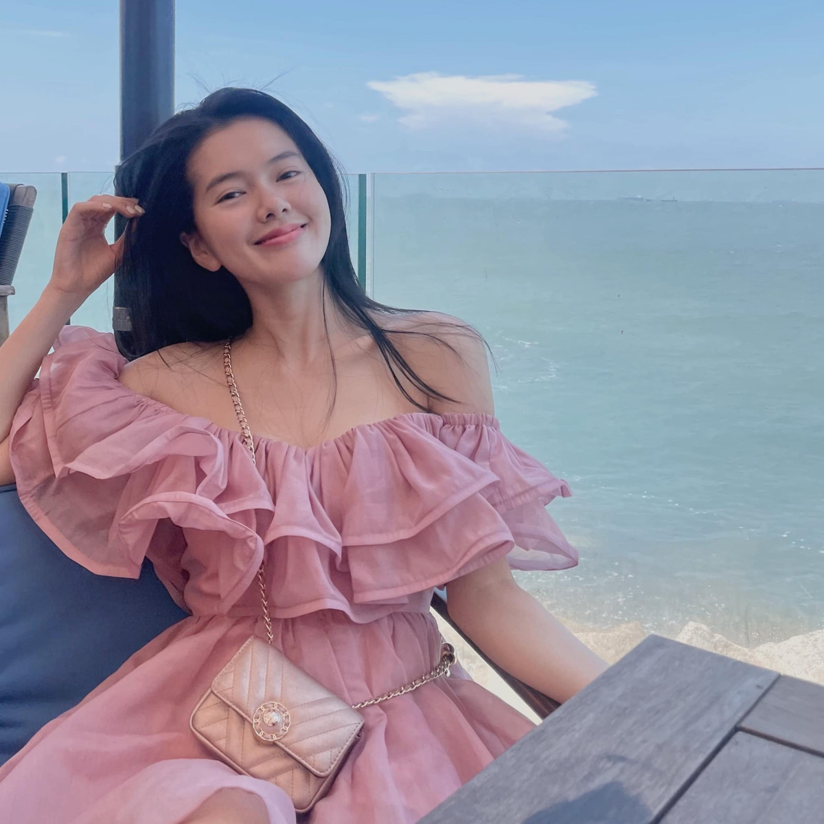 Trên trang cá nhân Yên Đan chăm khoe khoảnh khắc lộ vóc dáng nhỏ nhắn, mềm mại chuẩn diễn viên múa. Ảnh: FBNV