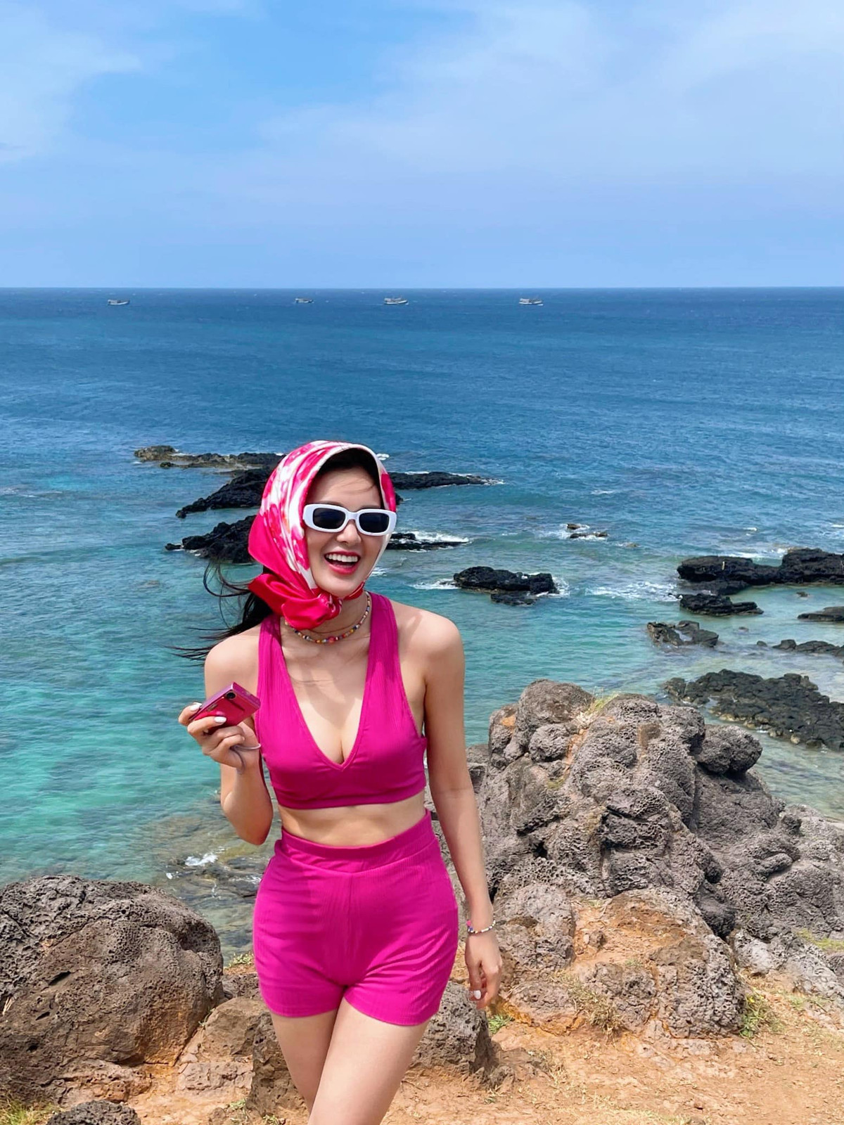 Cô được nhiều thương hiệu mời làm gương mặt đại diện, mẫu quảng cáo sản phẩm.