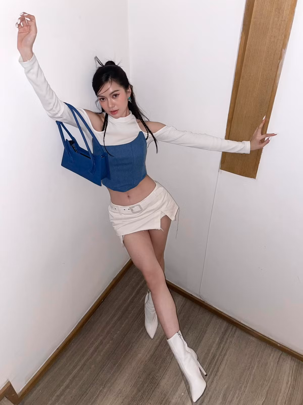 Bất kỳ cô gái nào cũng phải thán phục mỗi lần cô khoe làn da mộc mạc không trang điểm.