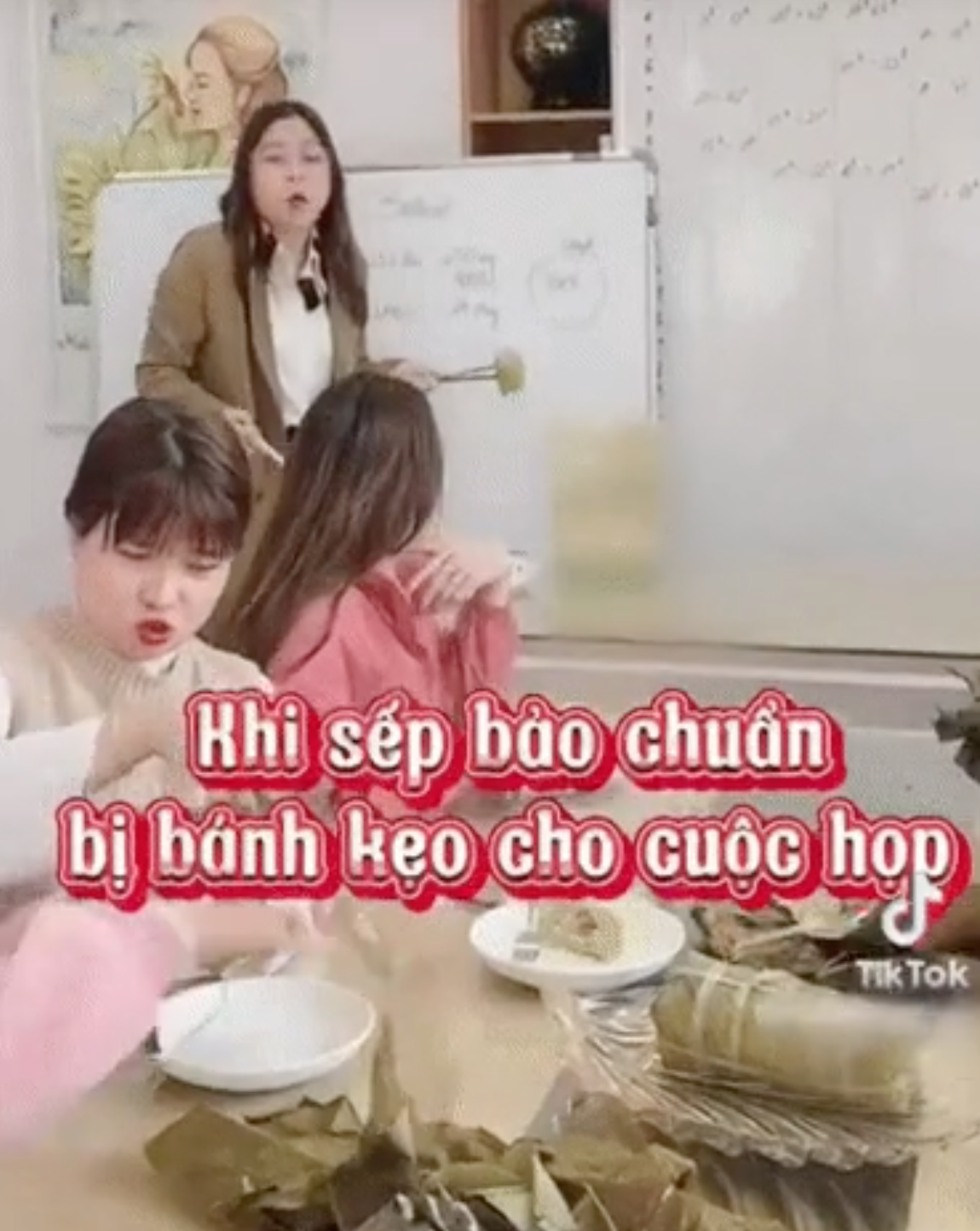 Hình ảnh vất vả gặm cắn, lại tạo nên cảnh nhếch nhác trên bàn họp chính là điều khiến người xem thấy hài hước.