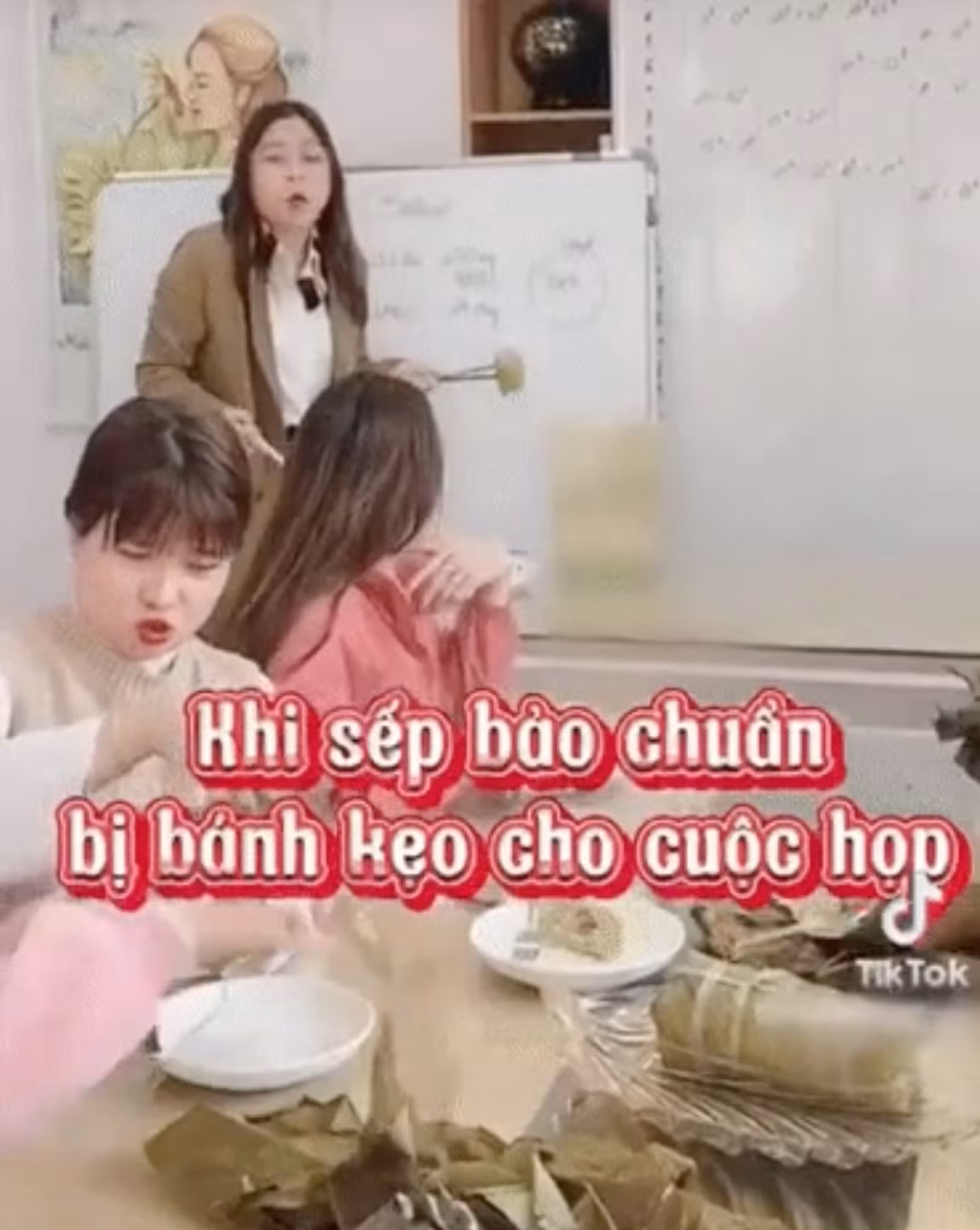 Hình ảnh vất vả gặm cắn, lại tạo nên cảnh nhếch nhác trên bàn họp chính là điều khiến người xem thấy hài hước.
