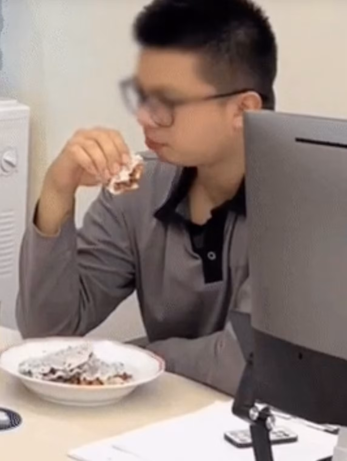 Đặc biệt, màn "đu trend" với món cu đơ - đặc sản Hà Tĩnh - vừa cứng vừa dai khiến cư dân mạng cười bò. Ảnh: Chụp màn hình