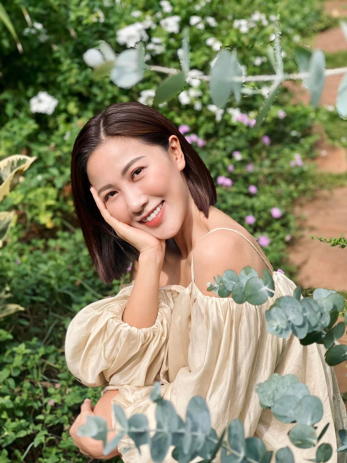 Nữ MC được khen có gu thời trang hiện đại, cuốn hút.