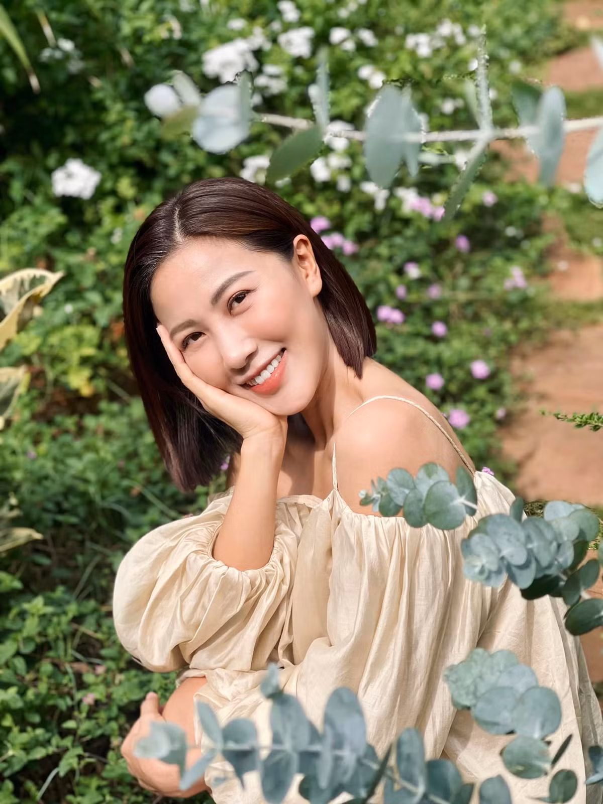 Nữ MC được khen có gu thời trang hiện đại, cuốn hút.