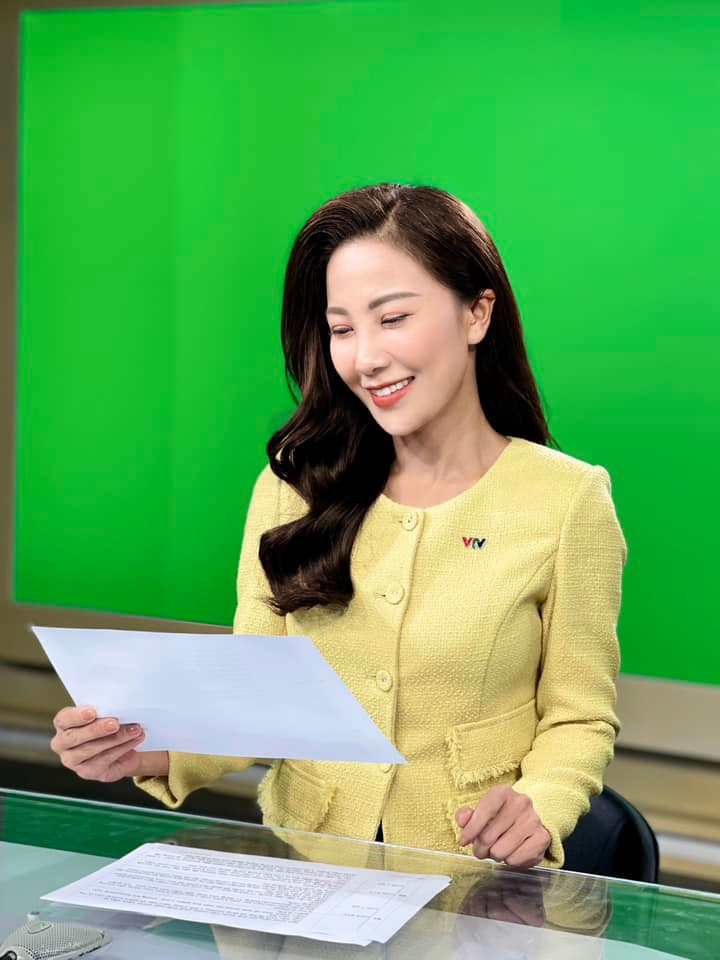 Nguyễn Quỳnh Hoa (SN 1992, Bắc Giang) từng là gương mặt quen thuộc của bản tin thời tiết trên VTV. Đầu năm 2021, Quỳnh Hoa ngừng dẫn thời tiết để chuyển sang "cầm trịch" chương trình "Chào buổi sáng".