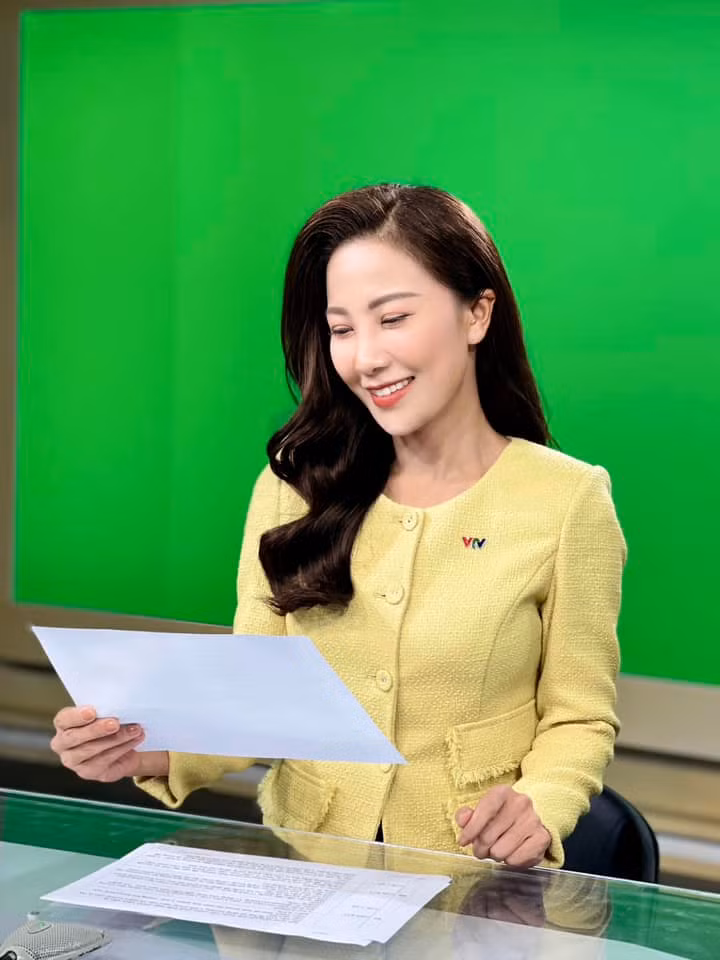 Nguyễn Quỳnh Hoa (SN 1992, Bắc Giang) từng là gương mặt quen thuộc của bản tin thời tiết trên VTV. Đầu năm 2021, Quỳnh Hoa ngừng dẫn thời tiết để chuyển sang "cầm trịch" chương trình "Chào buổi sáng".