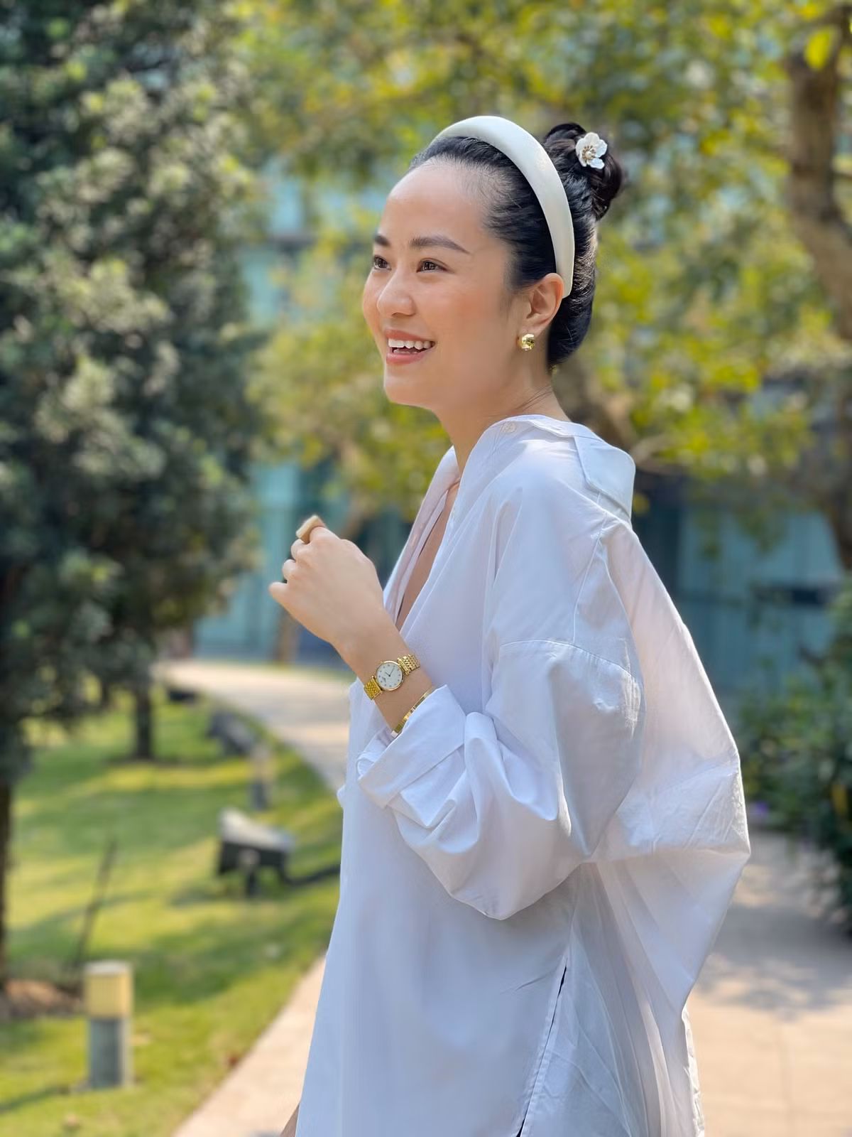 Khác với hình ảnh chỉn chu trên sóng, nữ BTV ngoài đời theo đuổi phong cách thời trang thanh lịch, sành điệu, trẻ trung hơn.