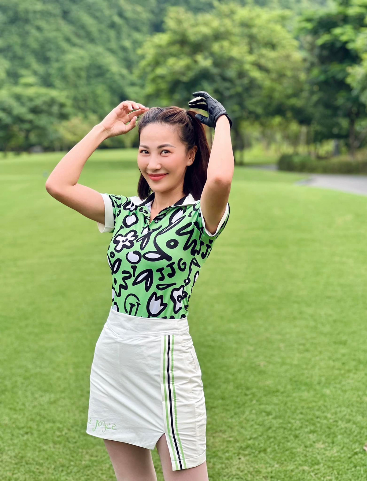 Những khi không bận lên sóng, Quỳnh Hoa thường đi chơi golf với hội bạn thân thiết.