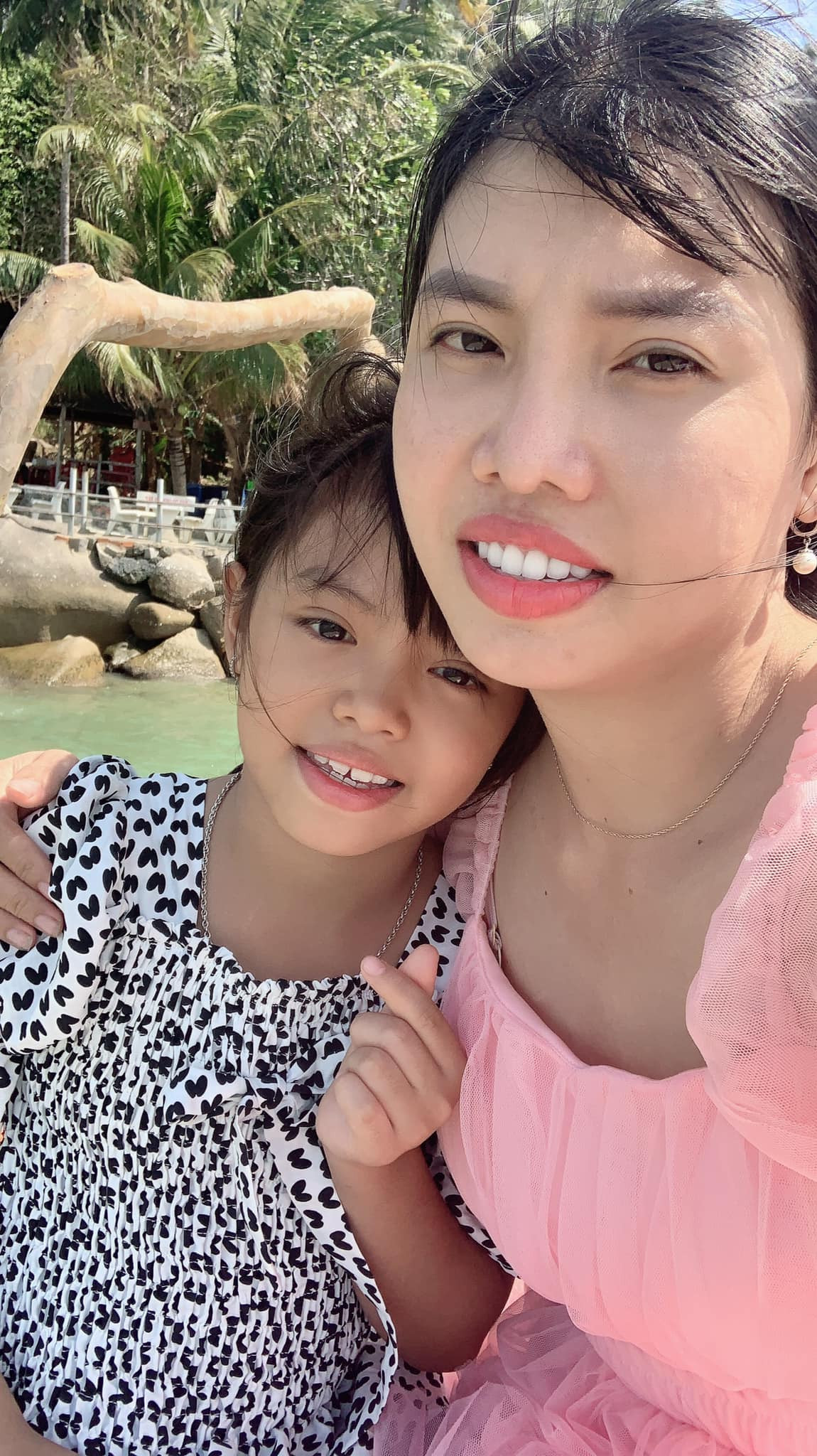 Những hình ảnh lấy lại vóc dáng sau sinh nhanh chóng của cô nàng còn khiến nhiều chị em phải rần rần vào xin vía.