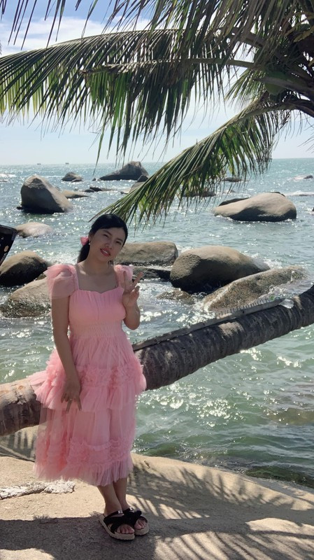 Trên trang cá nhân hơn 100.000 người theo dõi, cô vẫn thường xuyên cập nhật những hình ảnh đời thường hạnh phúc bên các con.