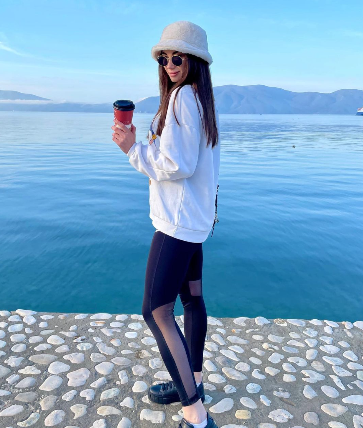 Cô gây ấn tượng trên sân thi đấu bởi khả năng đập bóng chuyên nghiệp, linh hoạt cùng vóc dáng nổi bật.