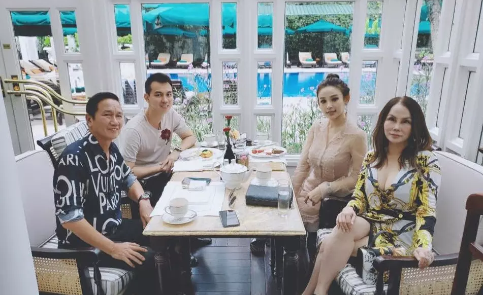 Với gia cảnh bề thế thì không có gì lạ khi mẹ chồng Huyền Baby luôn giữ phong độ trẻ đẹp không thua kém con dâu.