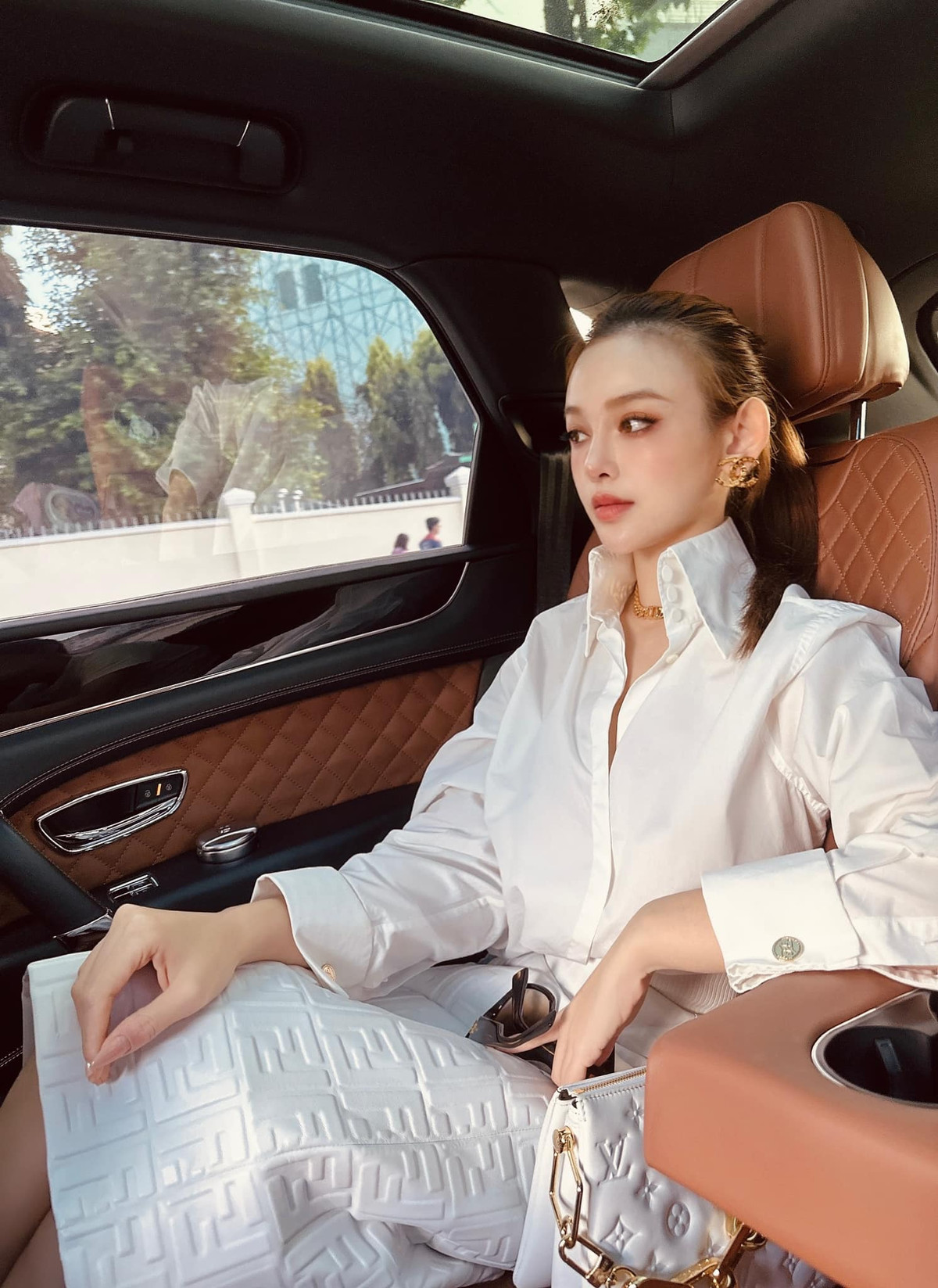 Nếu theo dõi có lẽ nhiều người từng biết Huyền Baby được mẹ chồng cưng chiều thế nào. Dù ít khi chia sẻ hình ảnh cùng gia đình chồng nhưng Huyền Baby từng cho biết cô rất thân thiết với mẹ chồng.