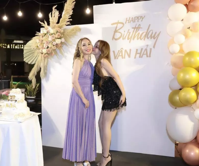 Từ trang phục cho đến thần thái đều toát lên vẻ giàu sang, khiến ai cũng ngưỡng mộ vì Huyền Baby may mắn có cả chồng và gia đình nhà chồng quá tuyệt vời.