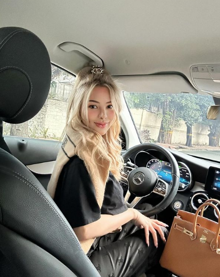 Nhờ lợi thế ngoại hình, cô đắt show làm mẫu cho nhiều thương hiệu thời trang, làm đẹp trong nước.