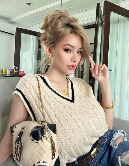 Người đẹp đặc biệt yêu thích các thiết kế đến từ thương hiệu xa xỉ như Dior, Chanel, Louis Vuitton, Prada...
