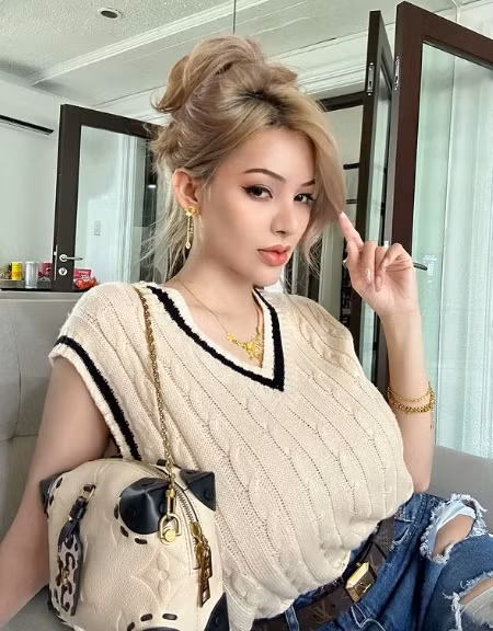 Người đẹp đặc biệt yêu thích các thiết kế đến từ thương hiệu xa xỉ như Dior, Chanel, Louis Vuitton, Prada...