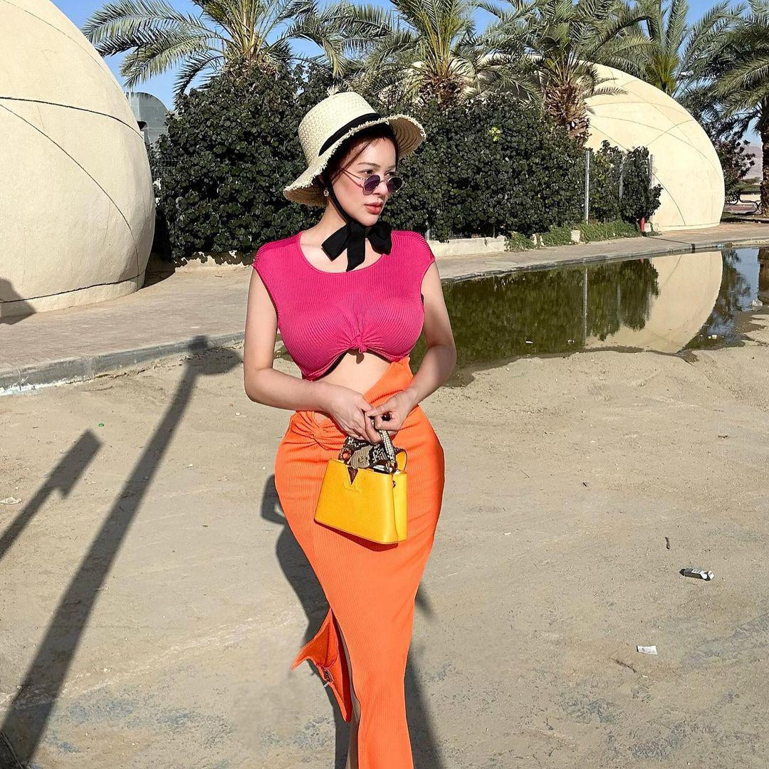 Sunshine Guimary (sinh năm 1994) là hot girl mang trong mình 3 dòng máu: Trung Quốc, Philippines, Tây Ban Nha. Cô là cái tên nổi tiếng trên mạng xã hội.