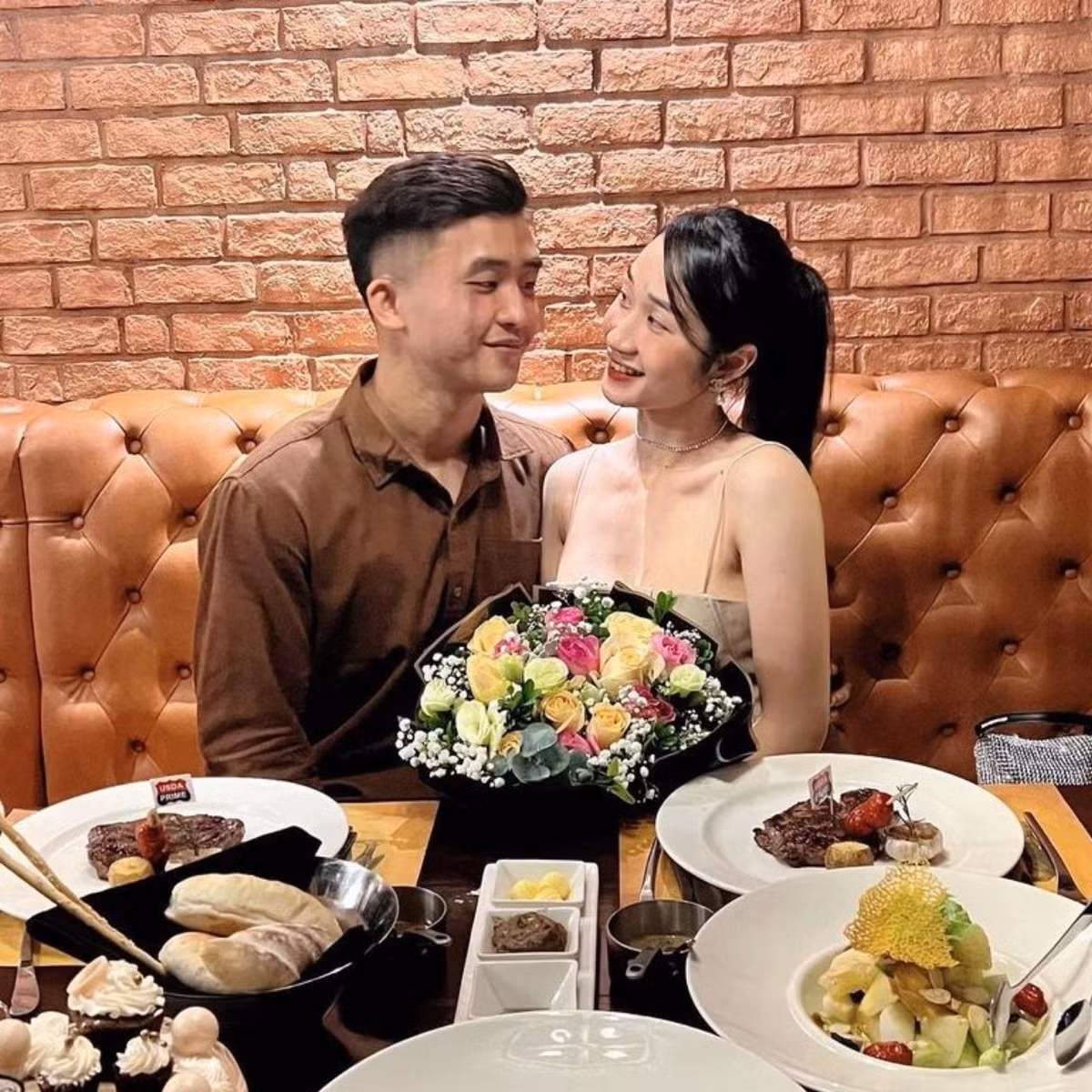 Tiền đạo Trần Danh Trung (SN 2000, Thừa Thiên - Huế) đang có chuyện tình hạnh phúc với bạn gái Lưu Thị Phương Thảo (SN 1994, Thái Bình). Phương Thảo là giáo viên tại một trường tiểu học ở quận Bắc Từ Liêm, Hà Nội.