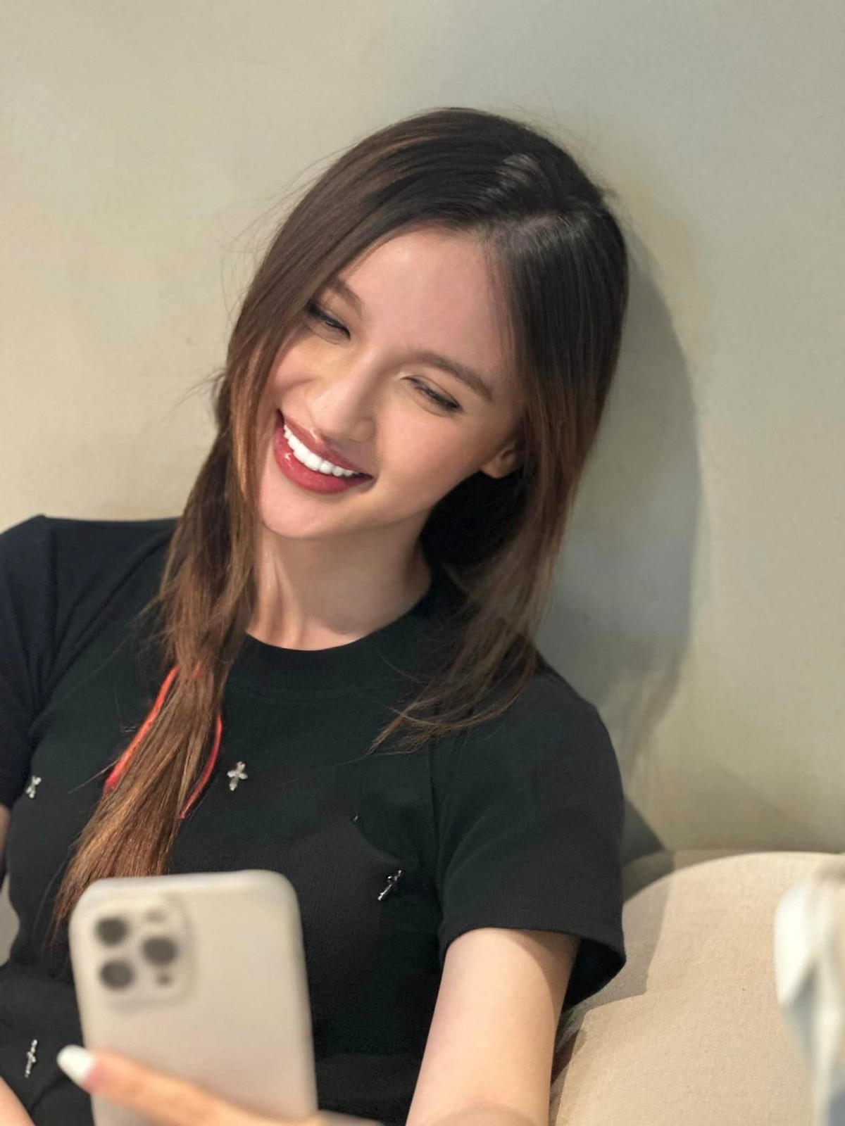 Cô nàng nhanh chóng lọt vào "mắt xanh" của nhiều nhãn hàng thời trang vì có vẻ đẹp lai Tây ấn tượng dù là người Việt 100%.