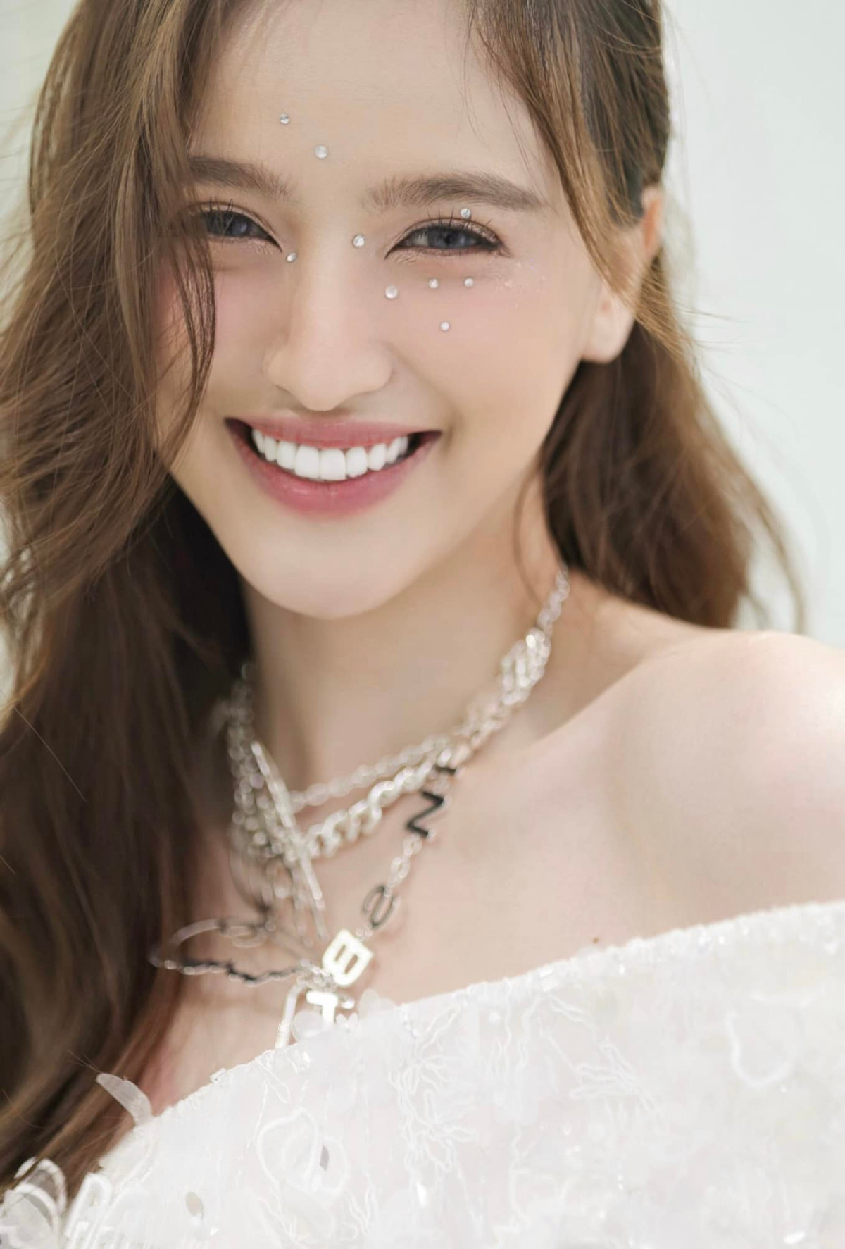 Mai Tây tên thật là Nguyễn Tuý Xuân Mai, từng học sinh lớp 12 trường THPT Châu Văn Liêm (TP. Cần Thơ). Sở dĩ có biệt danh trên bởi gương mặt của hot girl 10X trông không giống người Việt 100%.