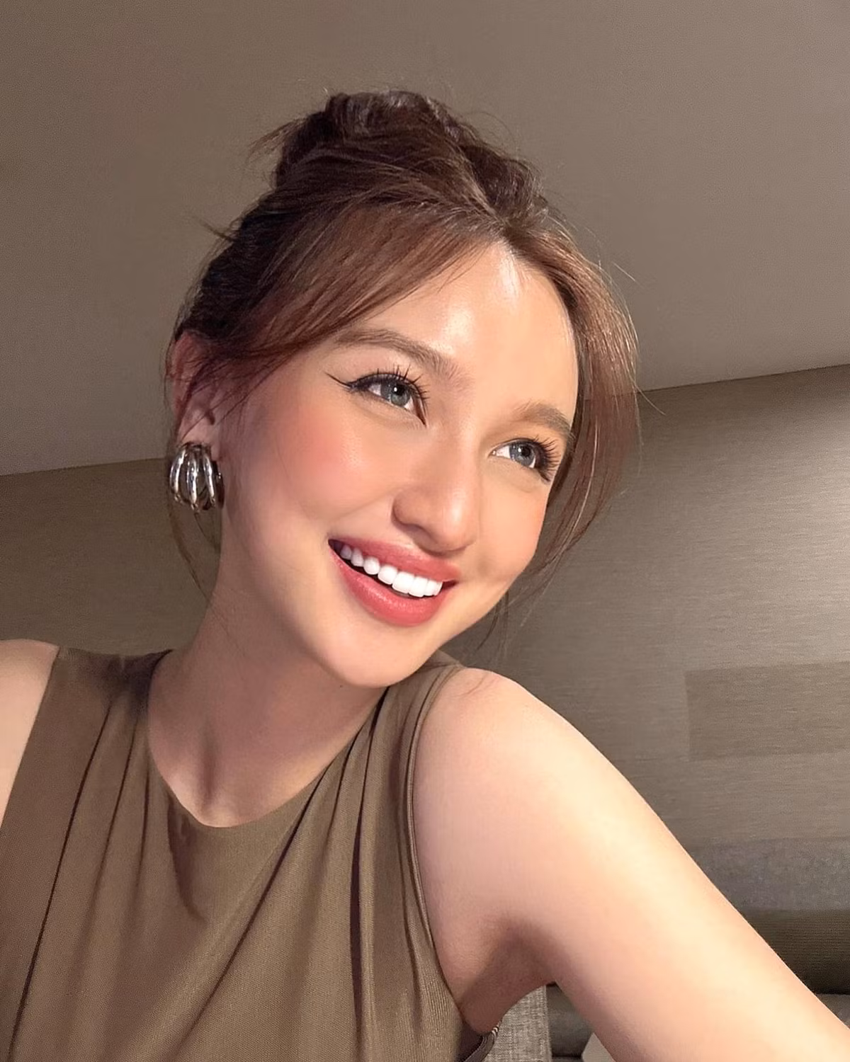 Một vài cư dân mạng còn bình luận Xuân Mai đẹp như diễn viên người Philippines Marian Rivera.