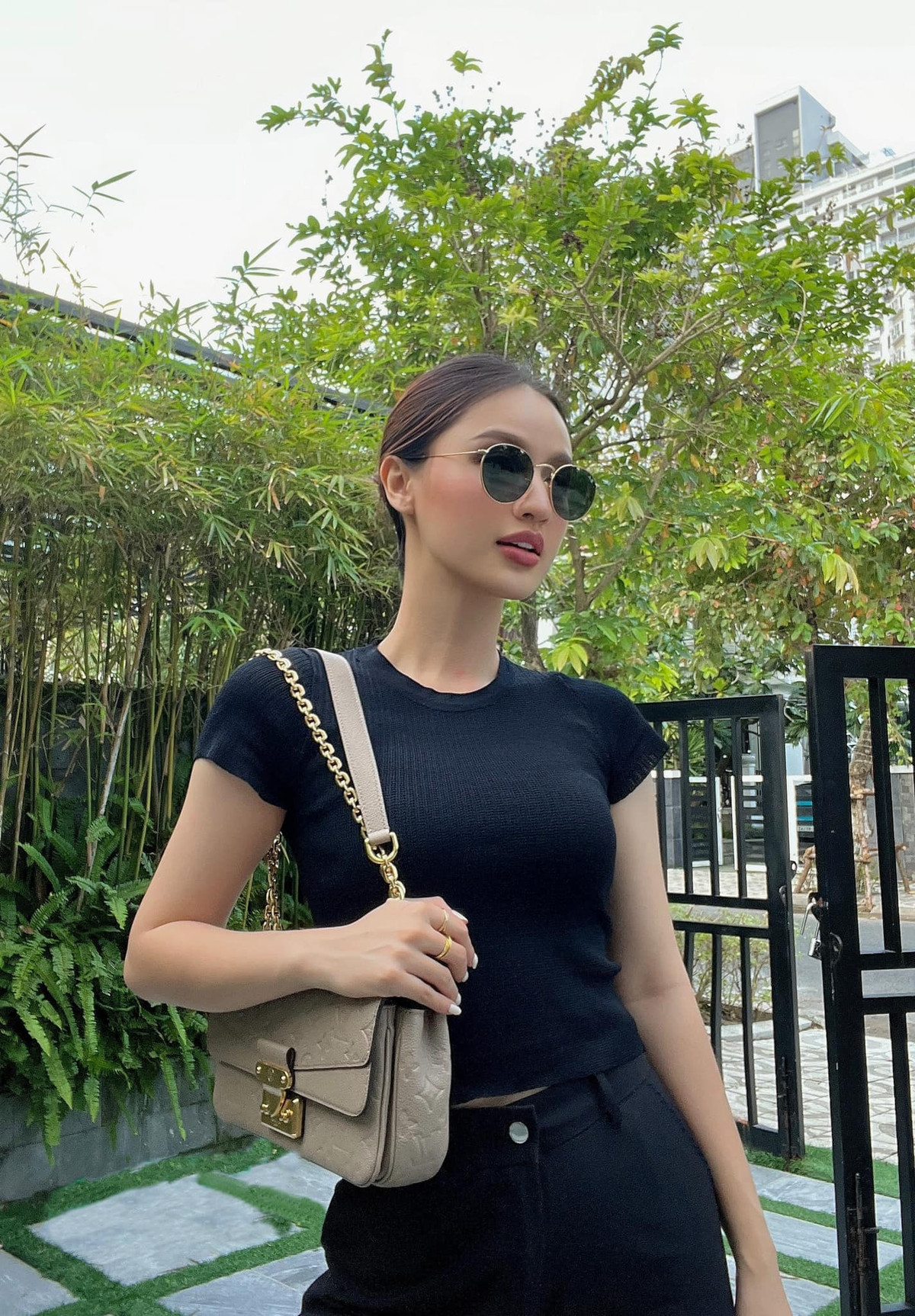 Khi chỉ mới 8 tuổi, Xuân Mai đã giành giải nhất cuộc thi Búp Bê Xinh khu vực Đồng bằng sông Cửu Long. Năm 14 tuổi, Xuân Mai đạt giải nhì cuộc thi Sắc màu thời trang ở Cần Thơ.