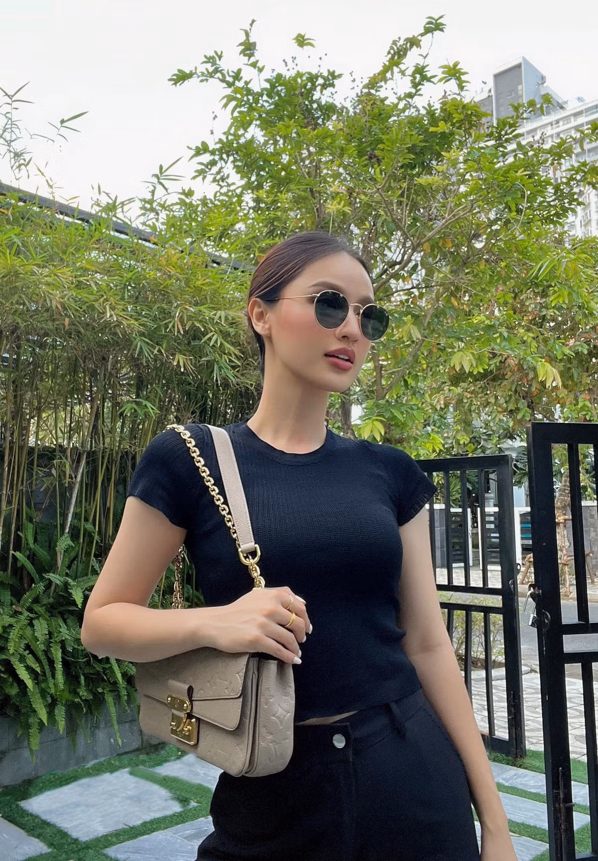 Khi chỉ mới 8 tuổi, Xuân Mai đã giành giải nhất cuộc thi Búp Bê Xinh khu vực Đồng bằng sông Cửu Long. Năm 14 tuổi, Xuân Mai đạt giải nhì cuộc thi Sắc màu thời trang ở Cần Thơ.