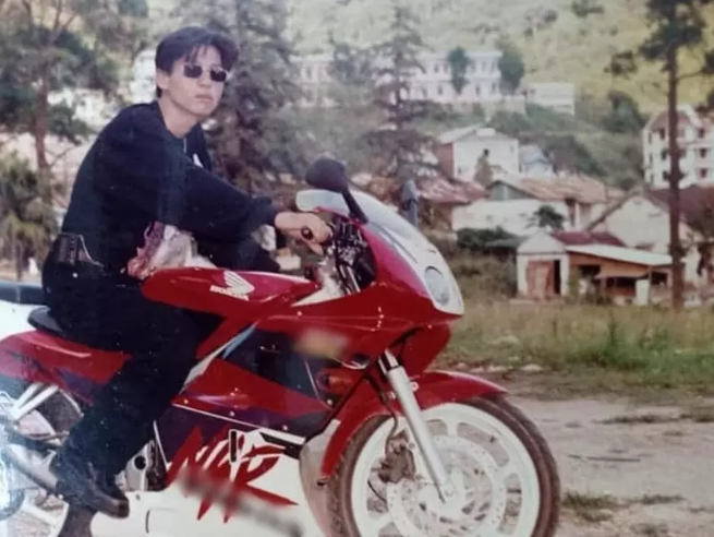 Xuất hiện vào thời điểm chiếc xe máy bình thường vẫn còn là niềm mơ ước của nhiều bạn trẻ bây giờ, loạt ảnh thực sự đã làm không ít người xuýt xoa.