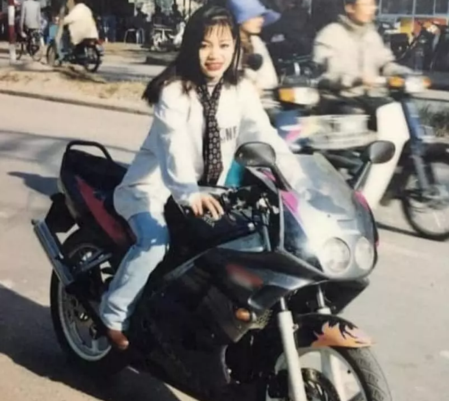 Theo đó, dàn trai xinh gái đẹp dân chơi thời đó ăn diện chỉn chu, được xem là phong cách sành điệu.