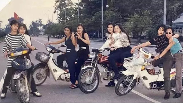 Phong cách thời thanh niên của thế hệ dân chơi Hà thành thời đó không khỏi khiến các 9X, 10X trầm trồ vì trông vừa ngầu vừa chất chẳng kém gì hot boy, hot girl bây giờ.