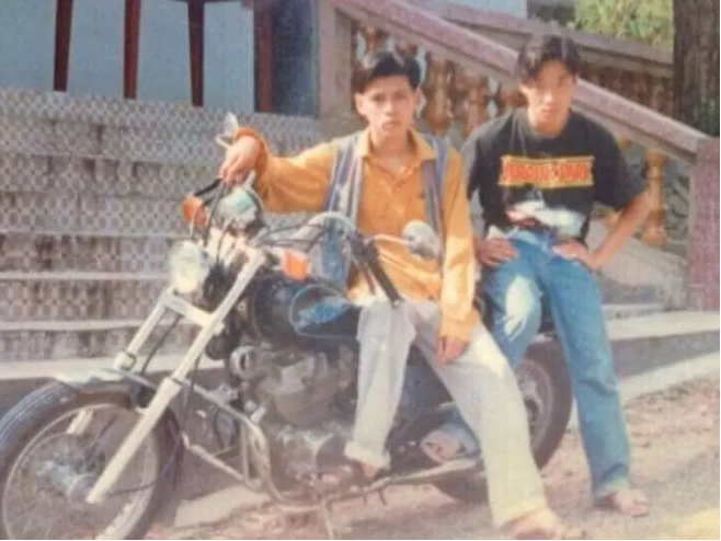 Những năm thập niên 80-90 của thế kỷ trước cũng được xem là khoảng thời gian ''kinh điển'' của làng thời trang Việt Nam vì nó vừa mang những nét cũ ngày xưa lại kết hợp với chút phương Tây hiện đại.