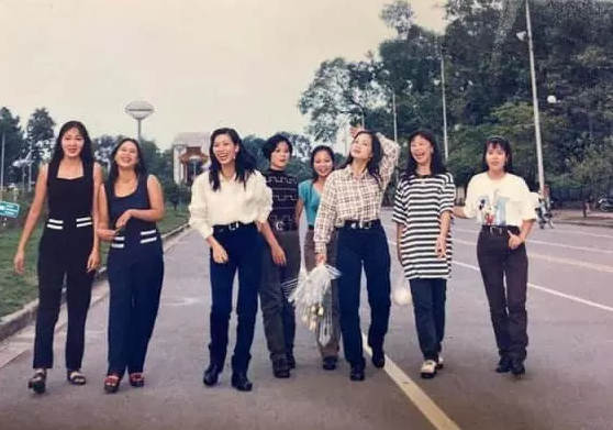 Theo lời kể, những năm 90 chưa có smartphone nên outfit được người trẻ ưa chuộng thường là máy nhắn tin đeo bên hông, kính Ray-Ban "chất lừ".