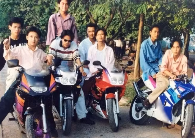 Mới đây, loạt hình ảnh về giới trẻ thập niên 90 lên đồ đi chơi bất ngờ được chia sẻ rộng rãi, thu hút sự chú ý của cư dân mạng.