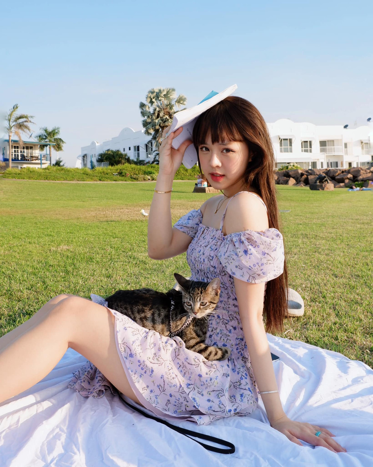 Theo dõi trang cá nhân của nữ MC có thể thấy cô được chồng cưng chiều, dẫn đi tận hưởng tuần trăng mật sang chảnh tại 8 nước châu Âu.