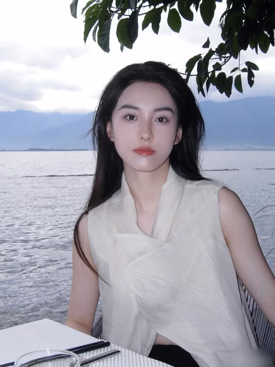 Cộng đồng mạng đánh giá, Vương Tử Thuần sở hữu vẻ ngoài thoát tục, có nét pha trộn giữa Lưu Diệc Phi và Lương Lạc Thi.